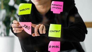 cropped view of seo manager sticking paper with seo illustration on glass